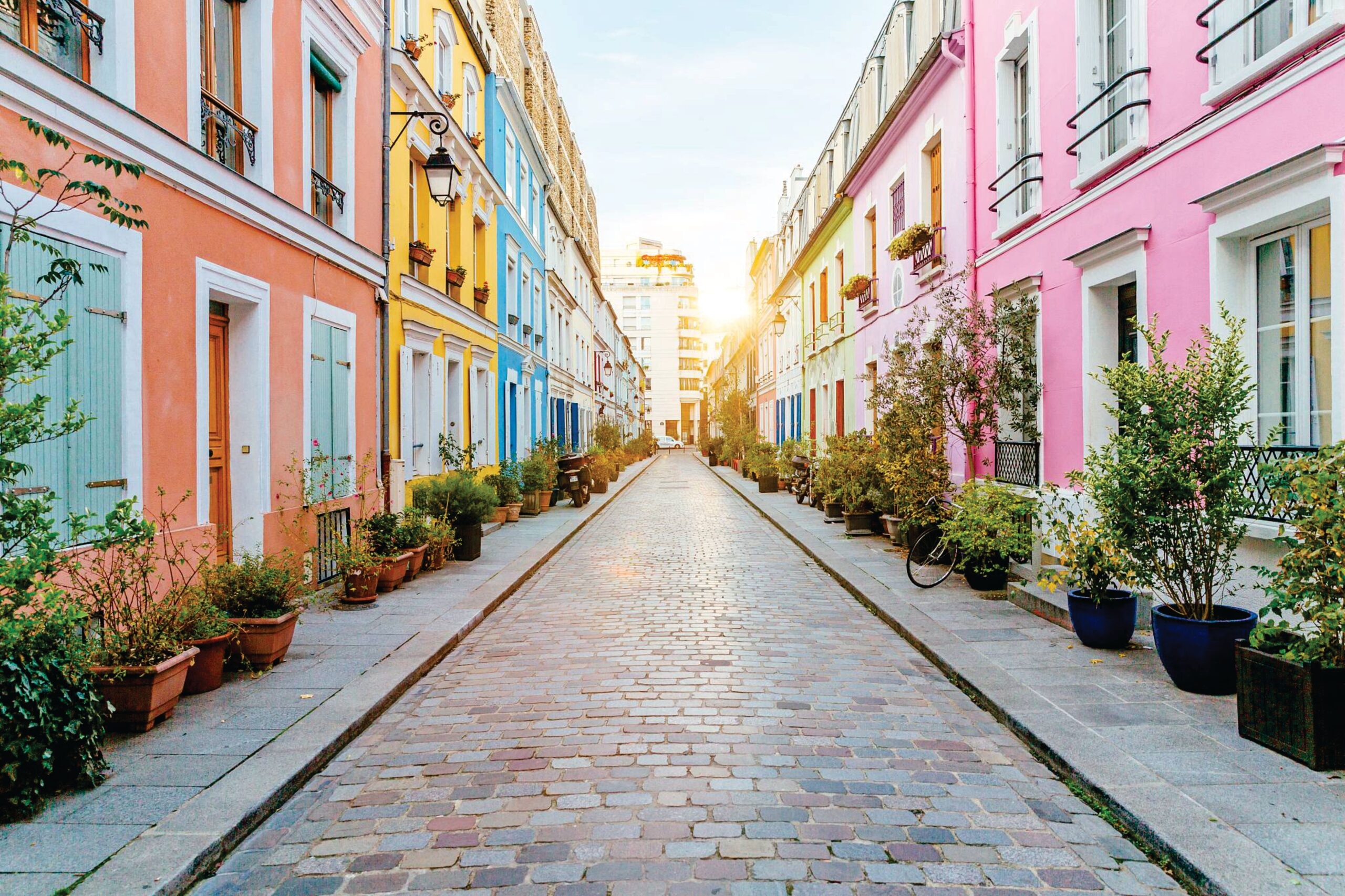 Colourful_street_in_Paris_82e41ae19d